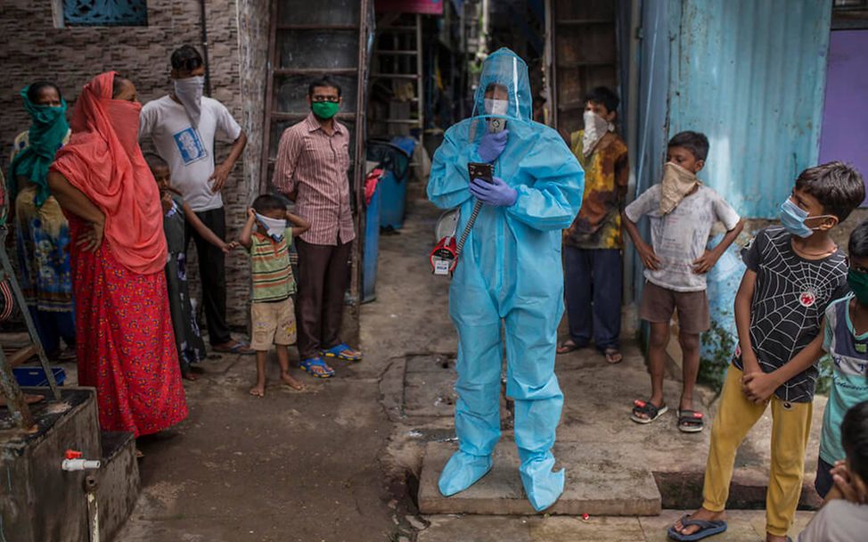 Indien Corona: Ein UNICEF-Helfer klärt über die Gefahren des Coronavirus auf.