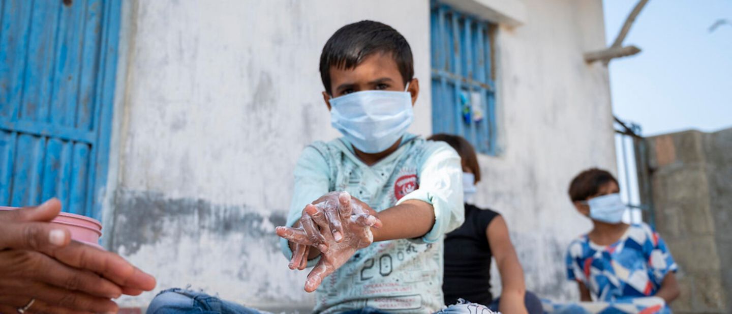 Spenden für die Ärmsten in Indien: Ein Junge wäscht sich während der Corona-Pandemie die Hände.