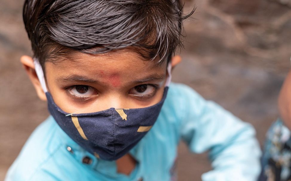 Indien 2020: Junge trägt Maske zum Schutz vor Corona