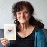 Anne-Marie Kadauke hält eine Grußkarte mit einem Herzen in der Hand.