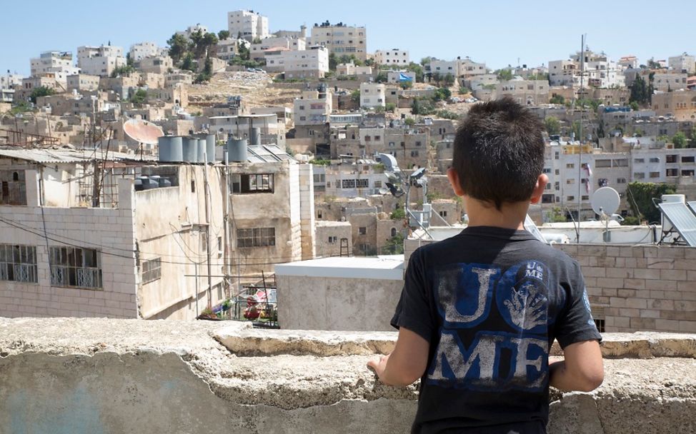 Nahostkonflikt: Junge in Palästina blickt auf Stadt Hebron 