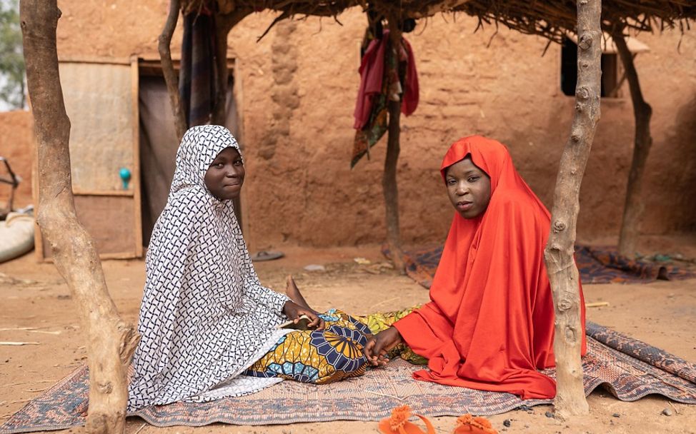 Niger: Zwei Mädchen, die gegen Kinderheirat eintreten 