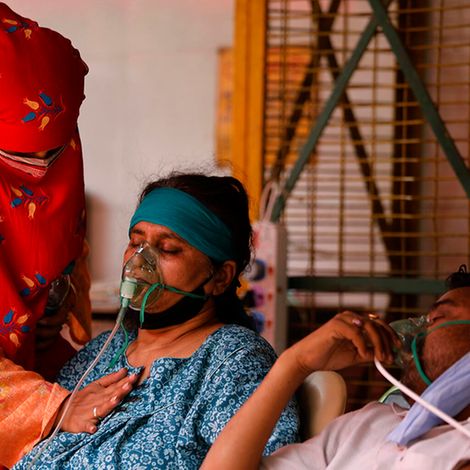 Corona in Indien: Erkrankte werden mit Sauerstoff versorgt