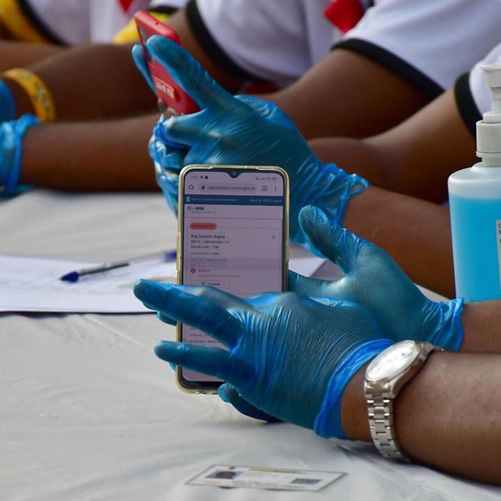 Corona in Indien: Über die App CoWin kann man sich für einen Impftermin anmelden