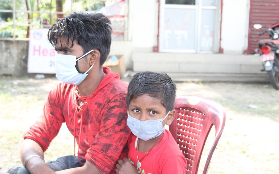 Corona in Nepal: Ein Junge wartet mit seinem Vater an der Grenze auf die Einreise