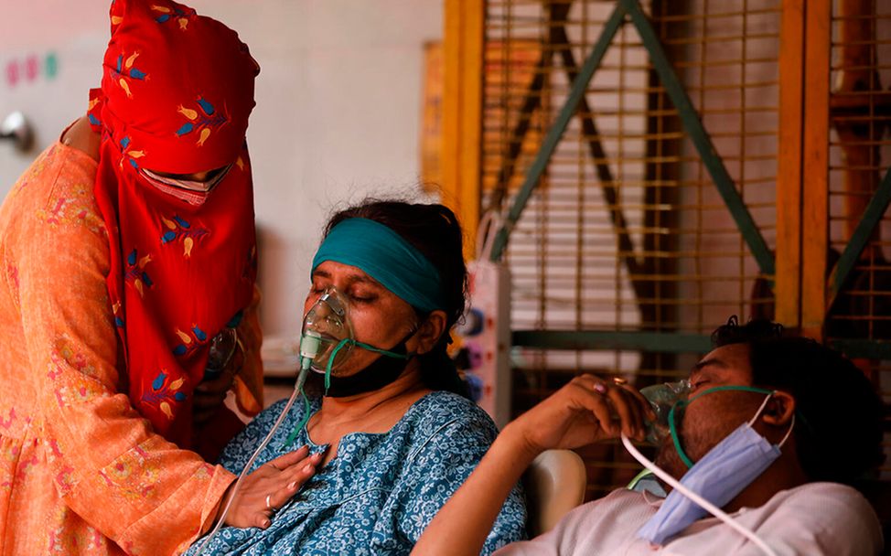 Corona in Indien: Erkrankte werden mit Sauerstoff versorgt