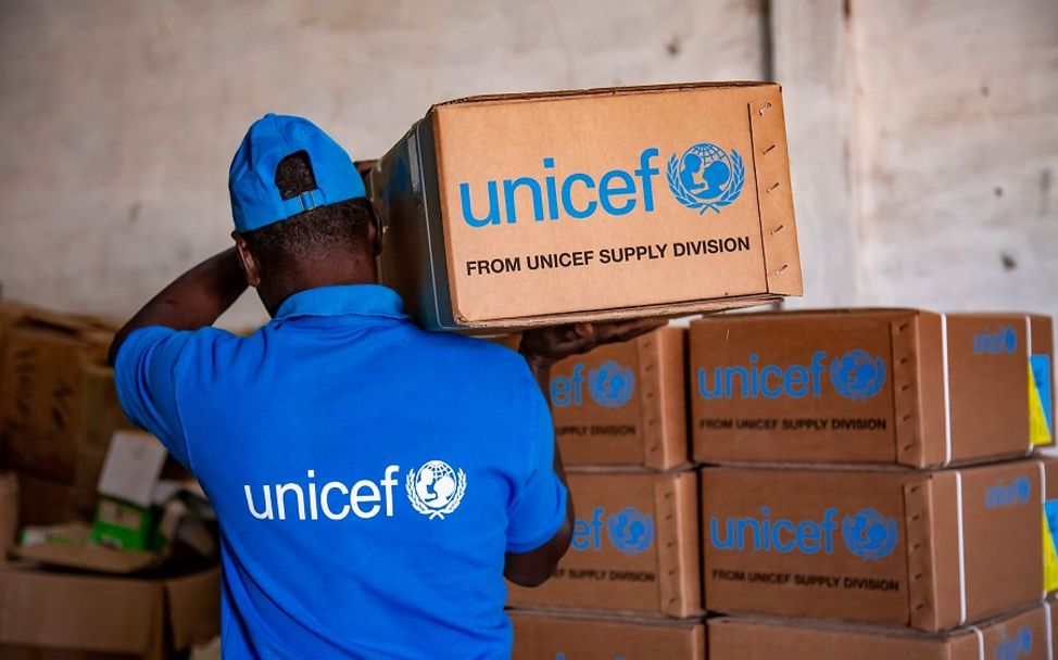 Warenlager in Mauretanien: Ein UNICEF-Mitarbeiter transportiert Hilfsgüter.