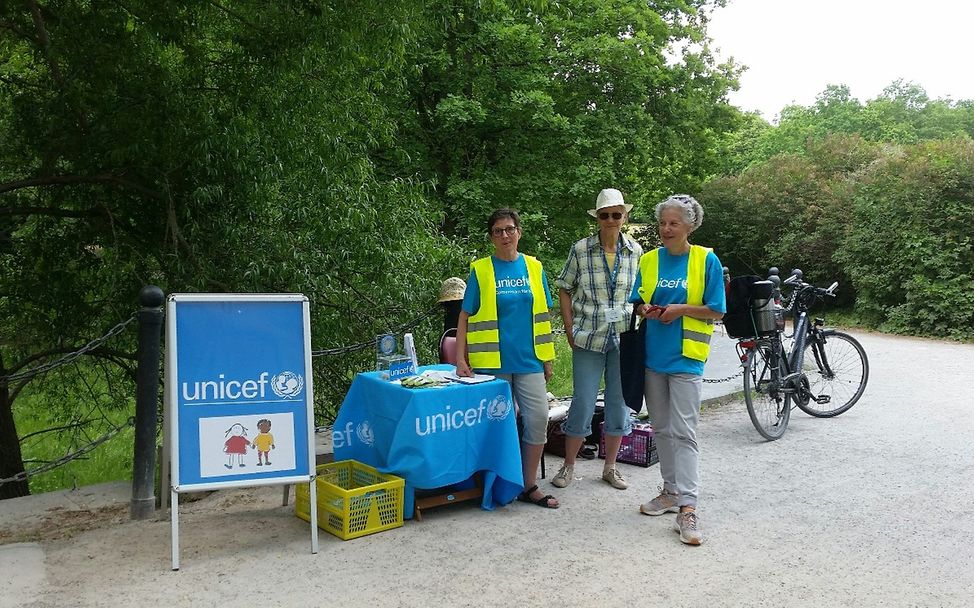 UNICEF-Ehrenamtliche bei der Dreck-Weg-Aktion 2021 im Neuen Garten | © UNICEF Potsdam/2021/Gaedig