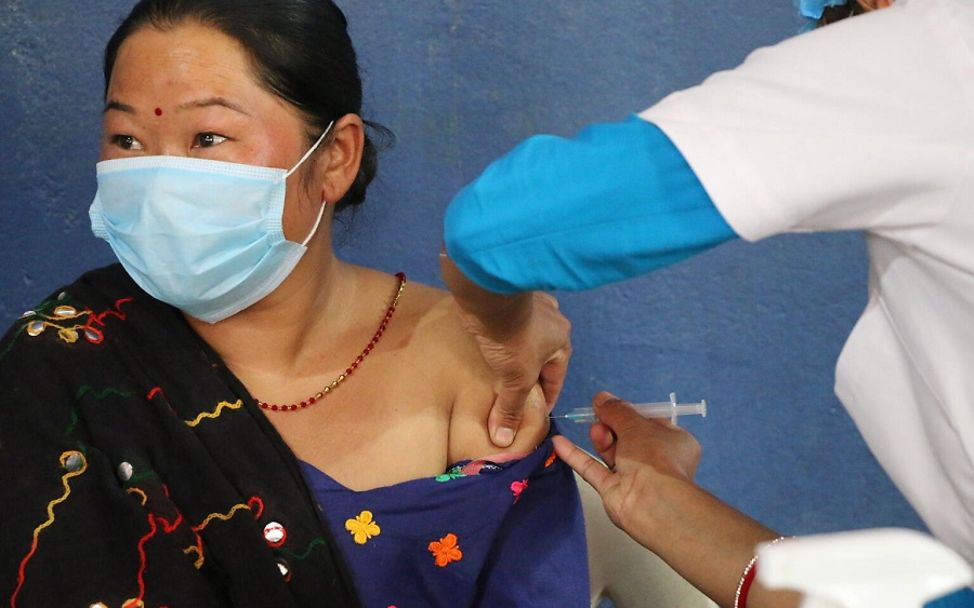 Nepal: Gesundheitspersonal und Frontline-Mitarbeiter erhalten Covid-19-Impfung