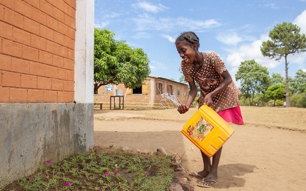 Madagaskar: Dieses Mädchen tränkt die Pflanzen im neuen Schulgarten.