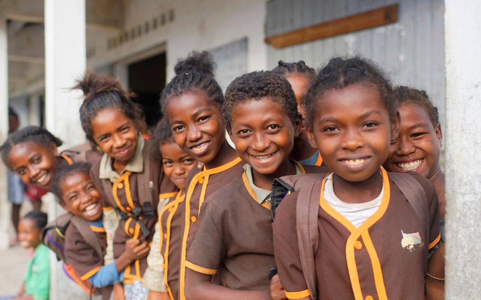 Madagaskar: UNICEF unterstützt Mädechen durch Schulstipendien und Aufholklassen.