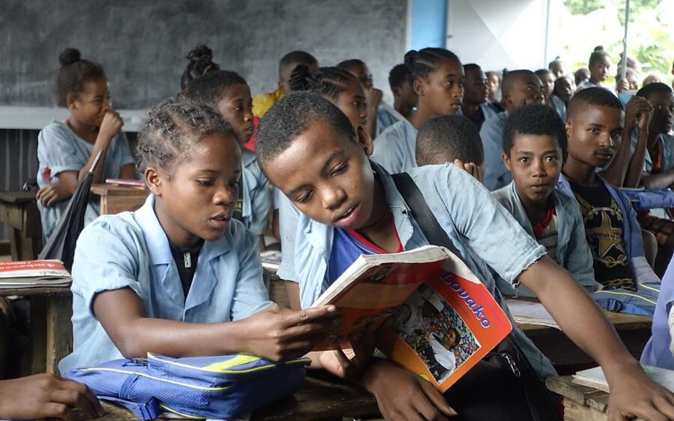 Madagaskar: Schüler mit neuen Schuulbüchern.