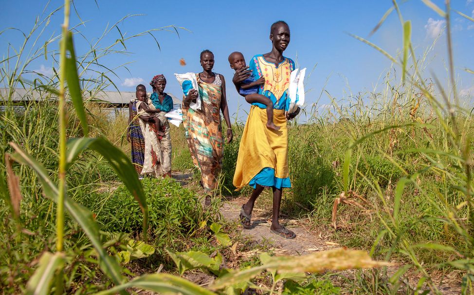 Südsudan: Frauen tragen von UNICEF gelieferte Moskitonetze.