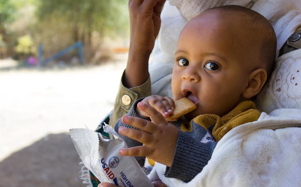 Hunger in Äthiopien: Ein Baby beißt in einen nährstoffhaltigen Keks.
