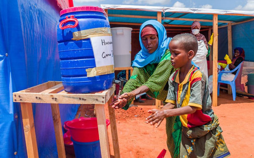 Äthiopien: Eine Frau und ein Kind beim Händewaschen. 