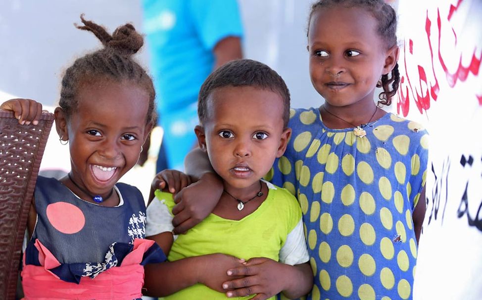 Humanitäre Hilfe Äthiopien: Mädchen in einem Flüchtlingscamp freuen sich, dass sie miteinander spielen können. 