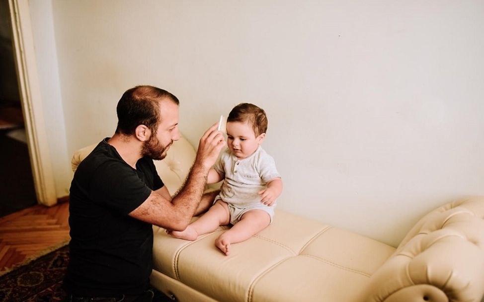 Armenien 2020: Vater kämmt die wenigen Haare seines kleinen Baby-Sohns
