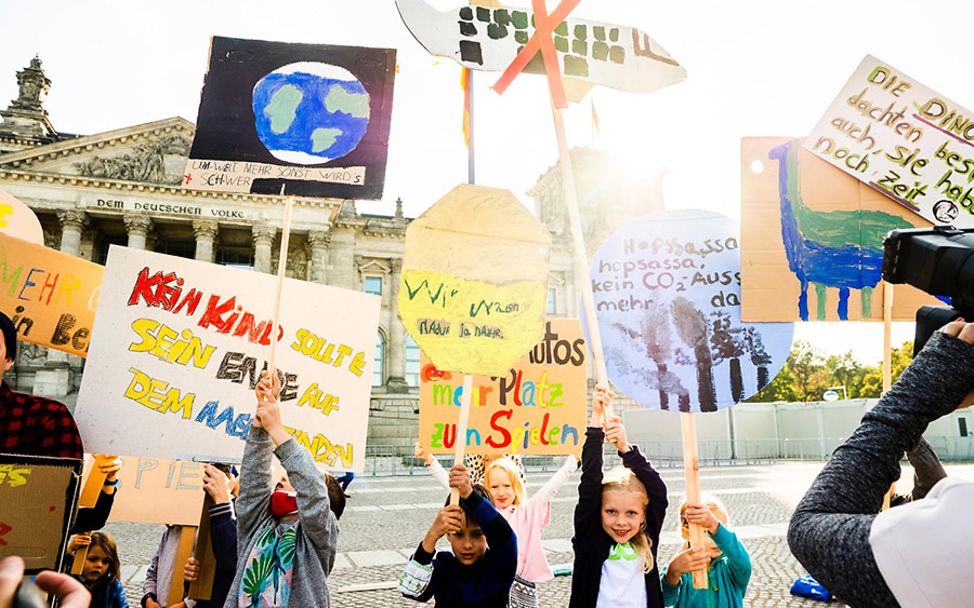 Berlin: Eine Gruppe von Kindern demonstriert vor dem Reichstagsgebäude für das Klima.