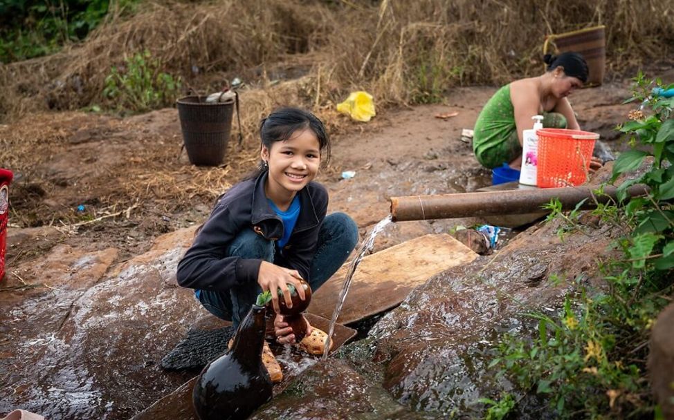 Kambodscha: Lisa wäscht das geerntete Gemüse.