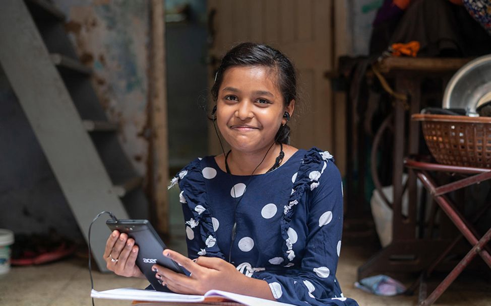 Indien: Ein Mädchen nimmt von zuhause aus am Online-Unterricht teil.