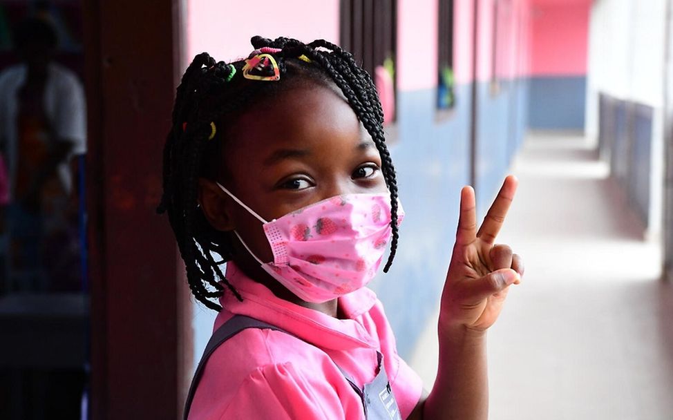 Kamerun: Ein Mädchen zeigt das Peace-Zeichen.