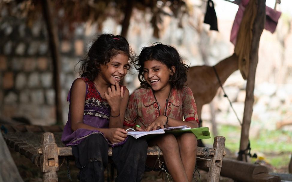 Indien: Zwei Mädchen beim Homeschooling in der Corona-Pandemie
