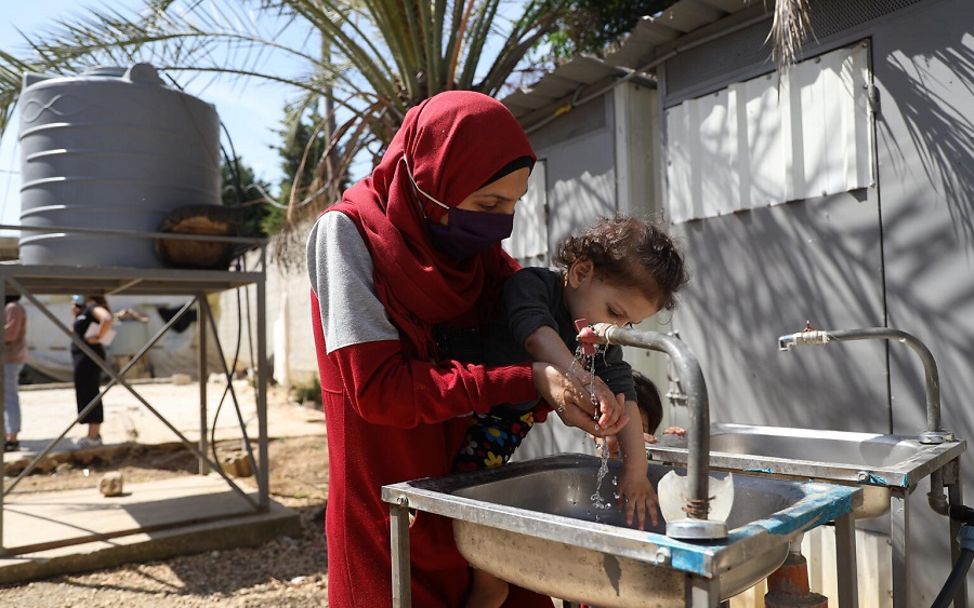 Libanon: Mutter wäscht sich mit Tochter über improvisierten Waschbecken die Hände.