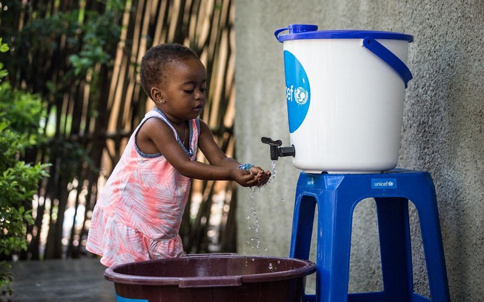 Demokratische Republik Kongo: Mädchen wäscht sich zuhause die Hände | 