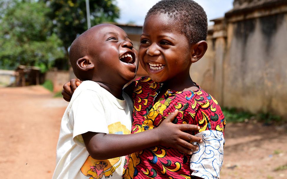 Elfenbeinküste: Zwei Jungs lachen gemeinsam.