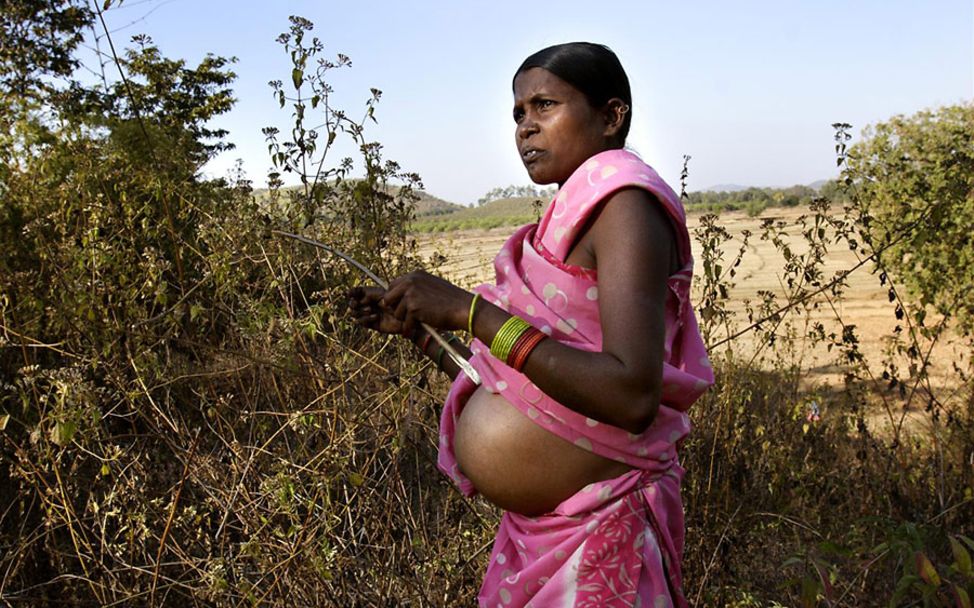 Indien: Schwangere Frau verrichtet körperliche Arbeit.