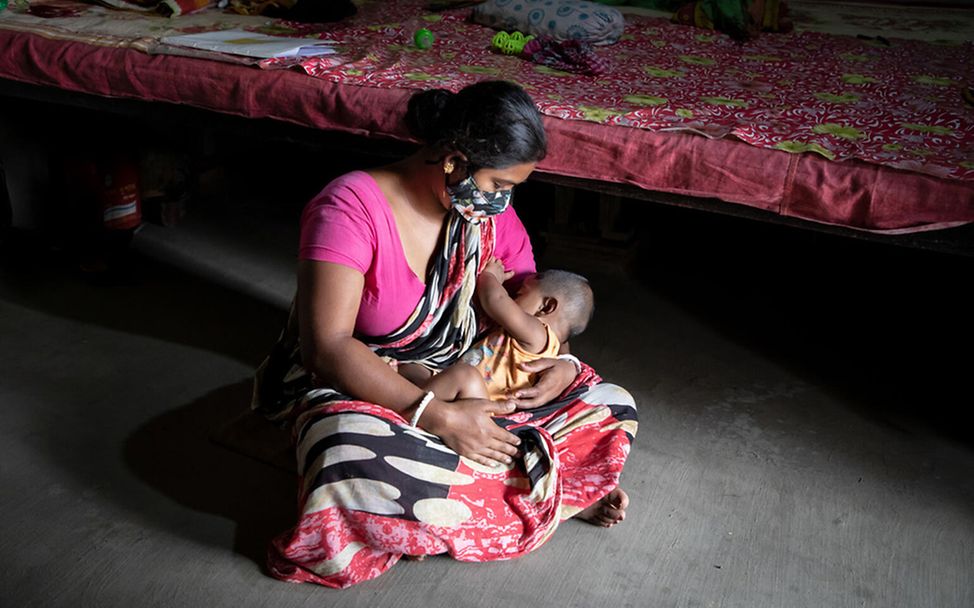 Bangladesh: Frau stillt ihren sechs Monate alten Sohn.