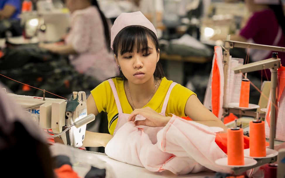 Vietnam: Eine Arbeiterin in einer Textilfabrik.