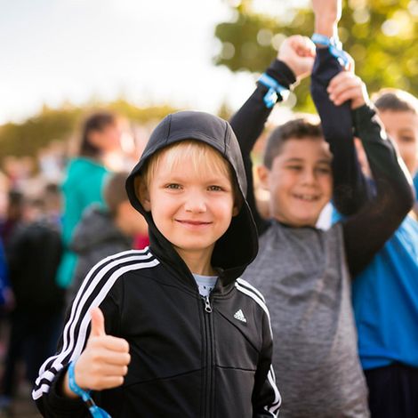 Deutschland: Kinder freuen sich beim Schülerlauf.
