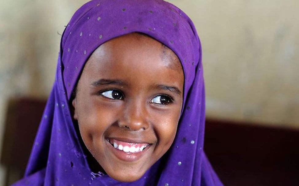 Lachendes somalisches Mädchen © UNICEF/UN0199837/Rich