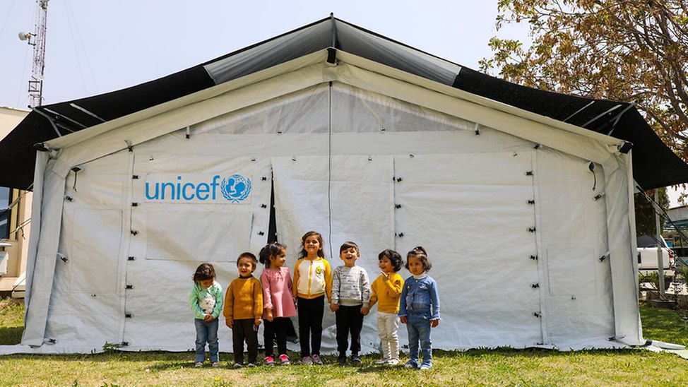 Afghanistan: Kinder stehen vor einem Hochleistungszelt von UNICEF
