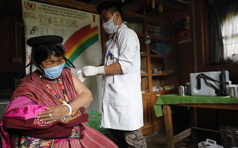 Eine Frau in Bhutan erhält ihre zweite Covid-19-Impfung