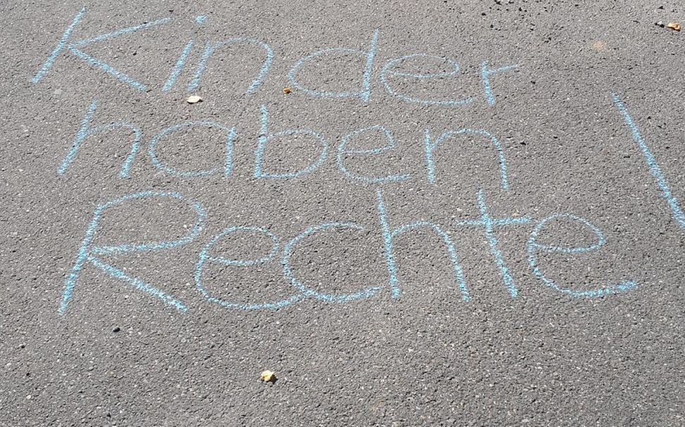 Kinder haben Rechte gemalt mit Straßenkreide