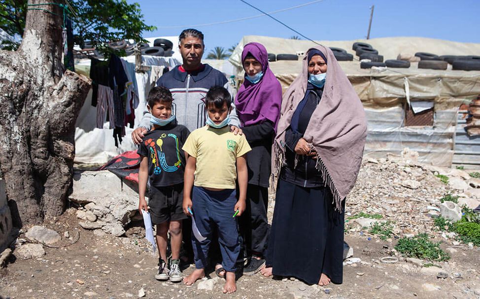 Libanon: Eine Familie vor ihrer Unterkunft in einem Flüchtlingslager