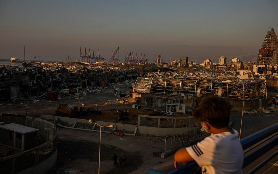 Explosion in Beirut: Ein Junge blickt auf den zerstörten Hafen in Beirut, Libanon.