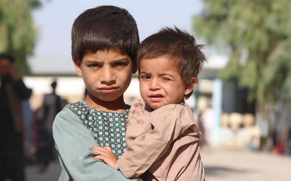 Porträt zweier Brüder in einem Flüchtlingscamp in Afghanistan.