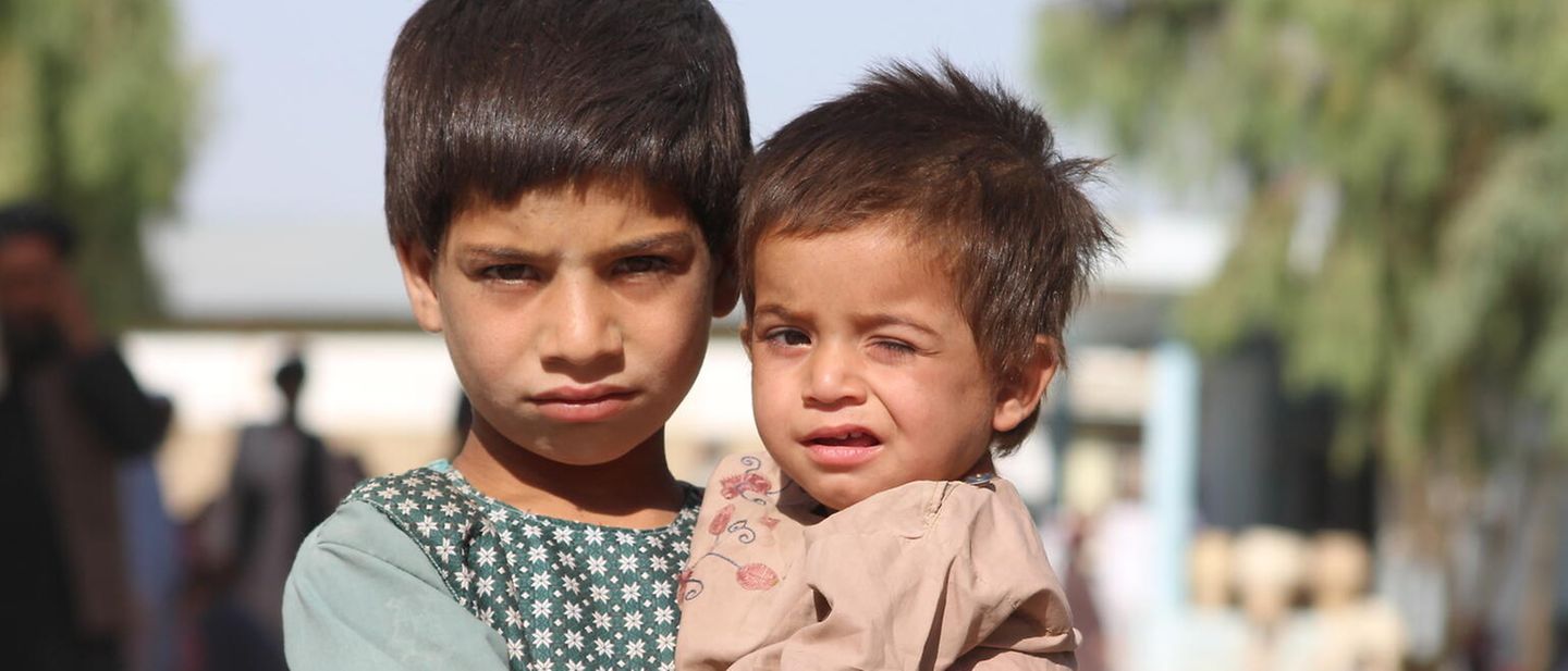 Zwei Kinder in einem Flüchtlingslager in Afghanistan.