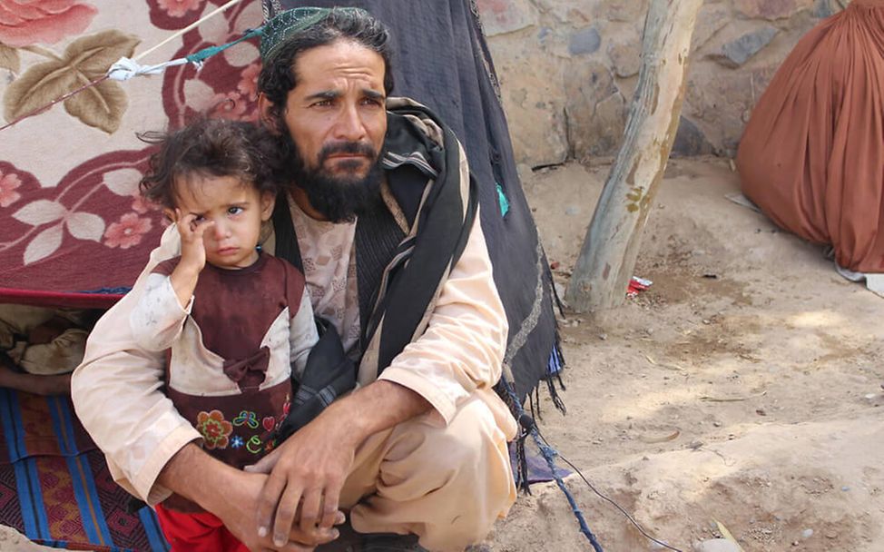 UNICEF: Ein afghanischer Vater mit seiner Tochter in einem Notlager in Afghanistan.