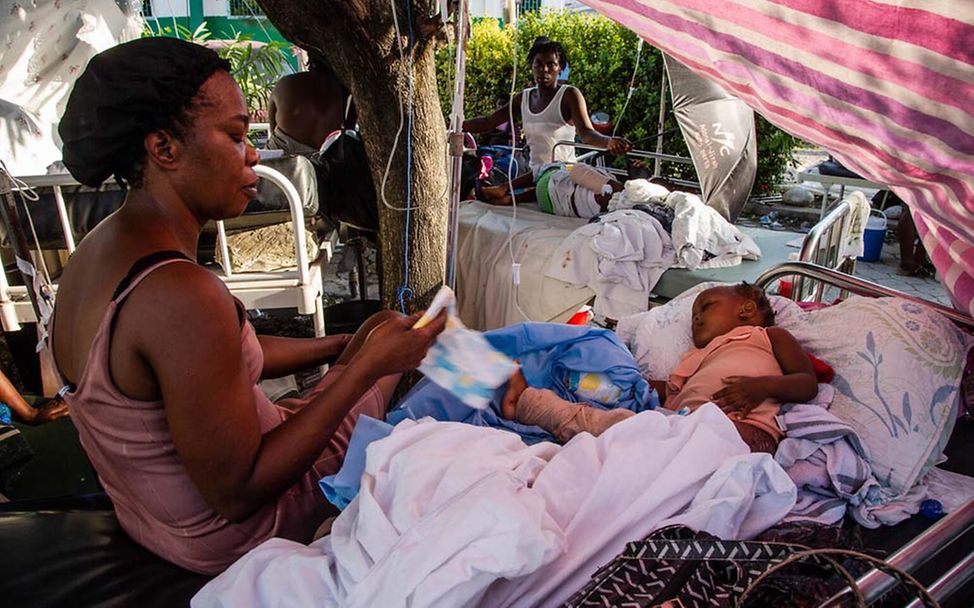 Haiti Erdbeben Nothilfe: Eine Frau und ein verletztes Kind nach der Naturkatastrophe 2021