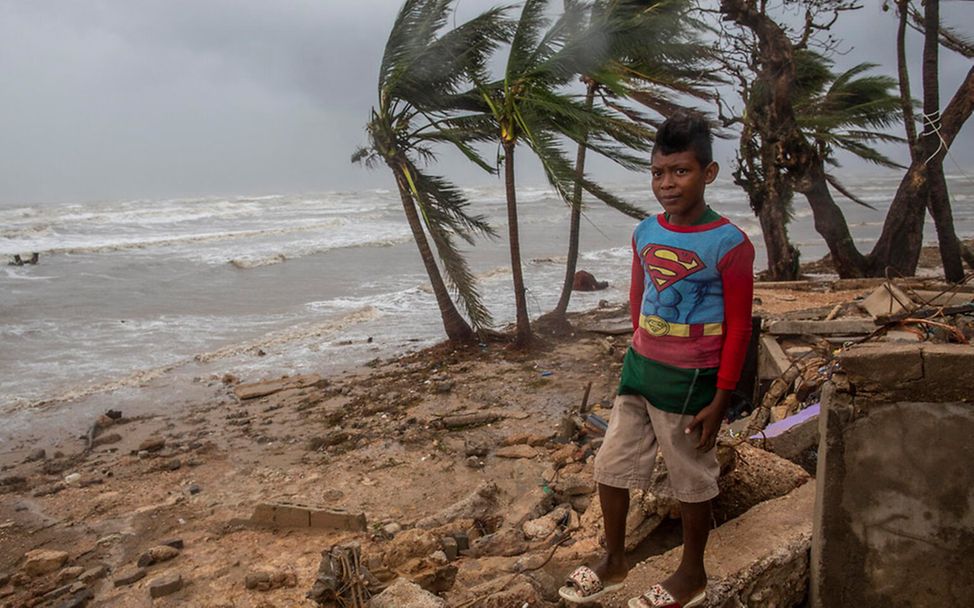 Nicaragua: Junge steht am Strand während eines Hurrikans.