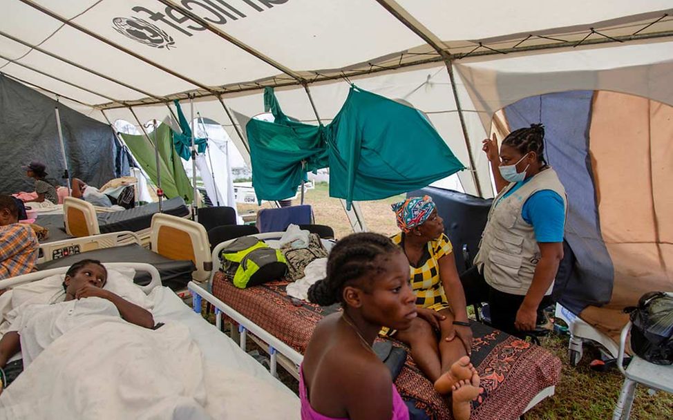 Haiti Erdbeben Nothilfe: In einem Notzelt werden Patient*innen eines vom Erdbeben zerstörten Krankenhauses behandelt.