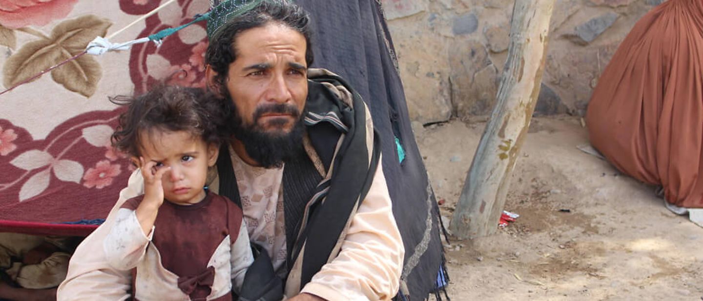 Spenden Afghanistan: Ein geflüchteter Vater mit seiner Tochter in einem Notlager in der Provinz Kandahar. 