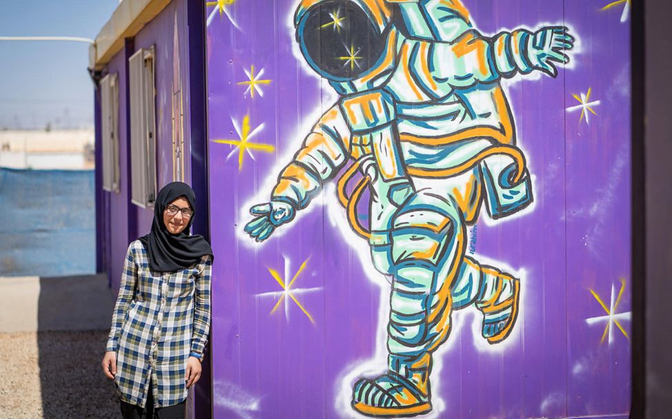 Bodoor vor einem Astronauten-Graffiti