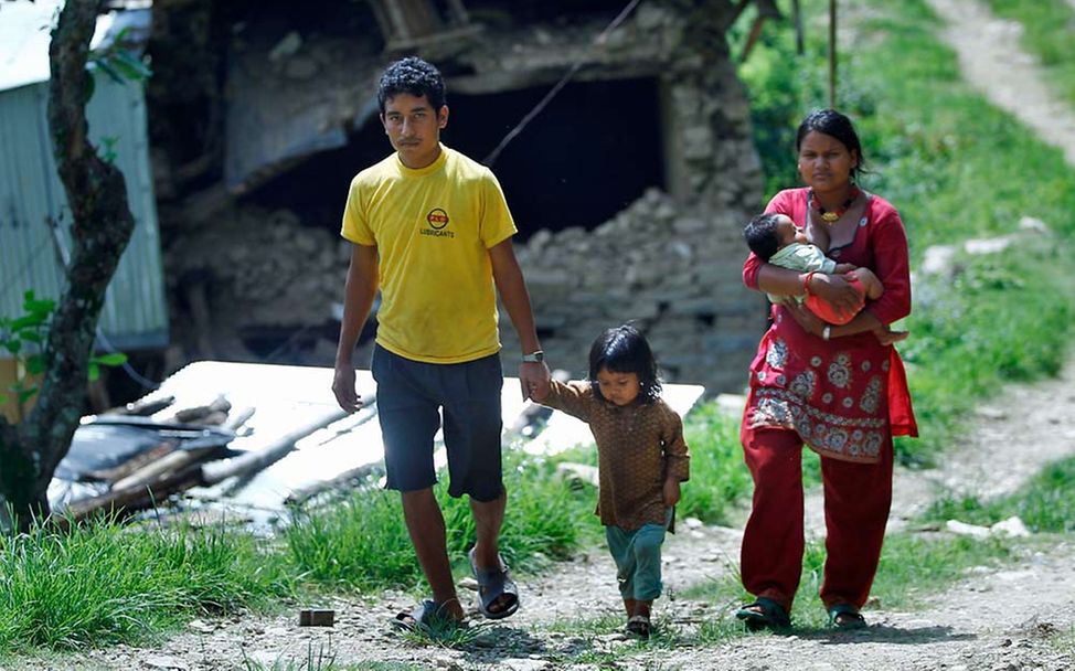 Bargeldhilfe (cash transfer): Kleine Geldbeträge nach Naturkatastrophen helfen Familien wie dieser in Nepal. 