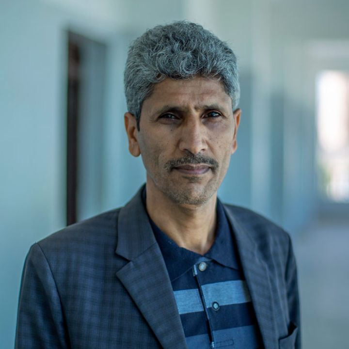 Bargeldhilfe (cash transfer) in Jemen: Porträt des jemenitischen Chemielehrers Hamoud Hassan Qa'aed. 