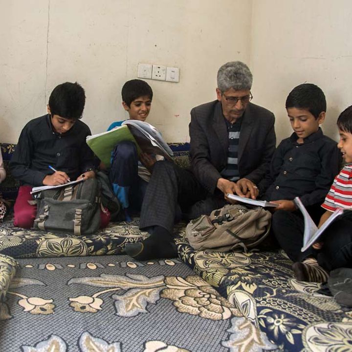Bargeldhilfe (cash transfer) für den Jemen: Hamoud kann seinen Job als Lehrer fortsetzen. 